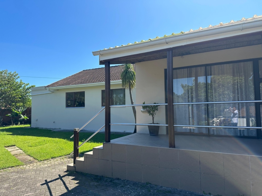 4 Bedroom Property for Sale in Sunrise On Sea Eastern Cape